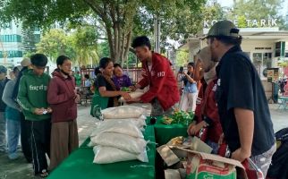 Bantu Masyarakat, Mahasiswa UTA '45 Bagikan 500 Paket Sembako di Sunter - JPNN.com