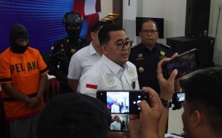 Bea Cukai Batam Amankan Tukang Cat yang Selipkan Sabu-sabu di Sandal, Begini Kronologinya - JPNN.com