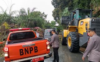 Sempat Lumpuh Gegara Longsor, Jalan Kuantan Singingi–Pekanbaru Kini Dapat Dilalui   - JPNN.com