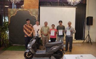 United E-Motor Menyerahkan 30 Motor Listrik MX1200 Edisi Khusus Kepada Mitra Ojol - JPNN.com