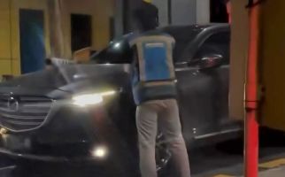 Viral Pengemudi Mazda CX-5 Terobos Palang Tol Gayamsari Semarang, Kabur Tanpa Bayar - JPNN.com