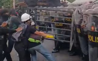 Aksi May Day di Kantor Gubernur Jateng Berujung Ricuh, Sejumlah Provokator Diamankan - JPNN.com