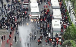 Aksi May Day di Depan Gedung DPR Berujung Ricuh, 13 Orang Ditangkap - JPNN.com