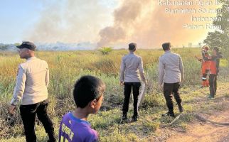 2 Hektare Lahan Gambut di Palem Raya Ogan Ilir Terbakar, Tim Gabungan Terjun Lakukan Pemadaman - JPNN.com