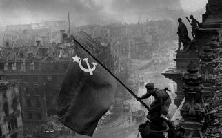 2 Mei 1945 dan Kisah Muslim Pahlawan Pengibar Bendera Palu Arit - JPNN.com