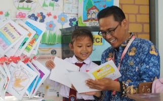 Sekolah Langganan Banjir Membuat Sudut Baca Digital  - JPNN.com