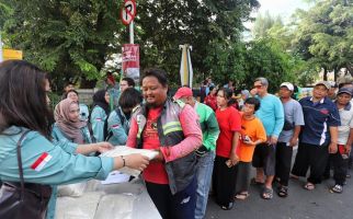 Beban Ekonomi Makin Berat, Masyarakat Rela Mengantre demi Beras Gratis di Kampus UBK - JPNN.com