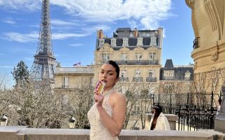 Tampil di Ajang Paris Fashion Show, Evelyn Witono Putri Gandeng Bejo Jahe Merah - JPNN.com