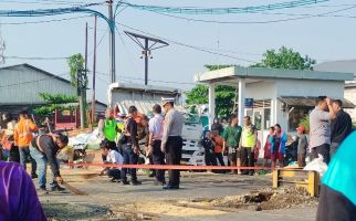 Truk Tersambar KA Harina, Palang Pintu Diduga Belum Tertutup - JPNN.com