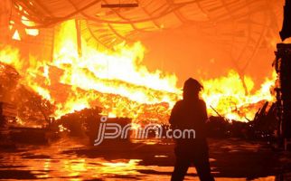 Pasar Induk Kramatjati Dilalap Api, Pemprov DKI Siapkan Tempat Penampungan - JPNN.com