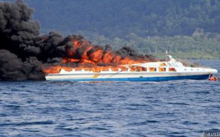 KMP Samudera Terbakar, Tim SAR Meluncur Cari Nakhoda & 2 ABK - JPNN.com