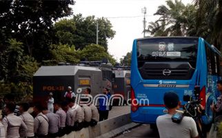 Polisi Bebaskan Ibu yang Bawa Sangkur di Sidang Ahok - JPNN.com