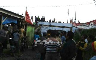 Desa Terisolasi, Warga Bakar Ban di Jalur Kereta - JPNN.com