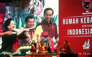 Sejak 2014 Pak Jokowi Terima Potongan Tumpeng Ultah PDIP, Dahulu Cium Tangan Bu Mega - JPNN.com