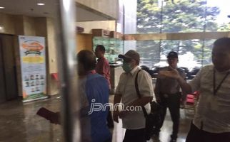 Pakai Masker dan Topi, Anas Penuhi Panggilan KPK - JPNN.com