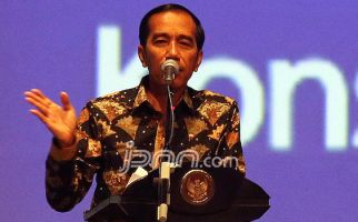 Ha Ha Ha... Pak Jokowi Ikut Melawak di Depan Bu Mega - JPNN.com