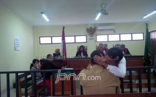 Terdakwa dan Keluarga Korban Pelukan, Nangis di Sidang - JPNN.com