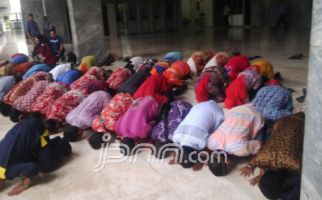 Lihat nih, Puluhan Honorer K2 Langsung Sujud Syukur - JPNN.com