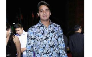 Billy Syahputra Panjatkan Doa di Makam Olga - JPNN.com