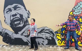 Bu Mega Mejeng di Depan Mural sebelum Mencoblos - JPNN.com