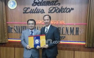 Salut, Selang Sehari Dua Bersaudara Raih Gelar Doktor - JPNN.com