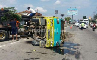 Lakalantas di Pantura, Gerbang Masjid Diseruduk Truk - JPNN.com