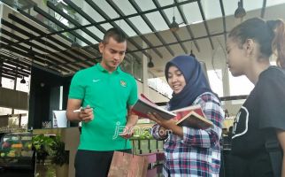 Hari Terakhir Latihan, Para Pemain Timnas Diserbu Fans - JPNN.com