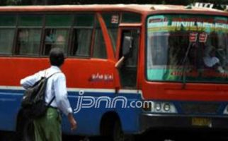 Brak! Metromini Tabrak Pejalan Kaki di Warung Buncit - JPNN.com