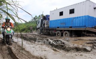 Parah Banget, Ini Jalan atau Bubur? - JPNN.com