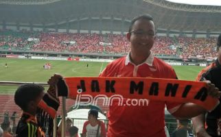 Sajete! Lihatlah Gaya Pak Anies saat Nonton Persija - JPNN.com