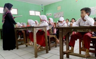Kurang Tenaga Pendidik, Guru Ini Harus Mengajar 6 Kelas - JPNN.com