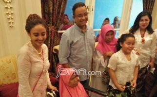 Bu Fatimah Langsung Menangis saat Bertemu Anies - JPNN.com