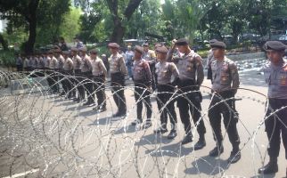 Polisi Pasang Kawat Berduri untuk Cegah Massa Buruh Dekati Istana - JPNN.com