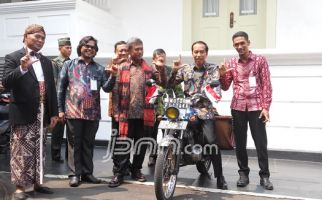 Senangnya Pemuda Ini Saat Pak Jokowi Berkenan Naik Motor Miliknya - JPNN.com