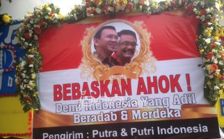 Karangan Bunga Bebaskan Ahok Muncul di Balai Kota - JPNN.com