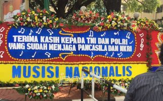 Mabes Polri Kebanjiran Karangan Bunga - JPNN.com