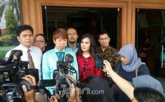 Tak Mau Kalah, Kuasa Hukum Evelyn Bakal Bawa Foto yang Lebih Mesra - JPNN.com