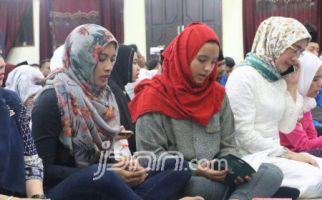 Lihat Nih, Dua Gadis Cantik Lagi Ikuti Acara Pemuda Mengaji - JPNN.com