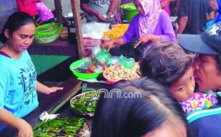 Meraup Untung Jelang Ramadan, Pedagang Kue Bisa Beli Motor - JPNN.com