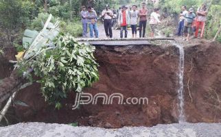 Jalan Amblas, Tujuh Desa Terisolasi 13 Jam, Akses ke Lampung Barat Putus - JPNN.com