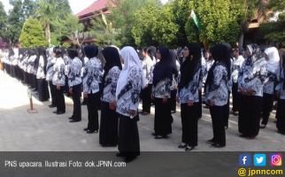 Saat Pengibaran Merah Putih, Puluhan PNS Duduk Berteduh - JPNN.com