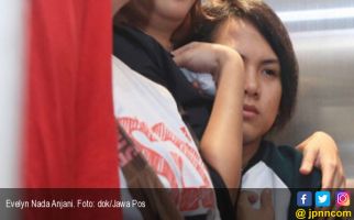 Video Kecup Bibir Cewek Beredar, Evelyn Dihakimi Netizen - JPNN.com