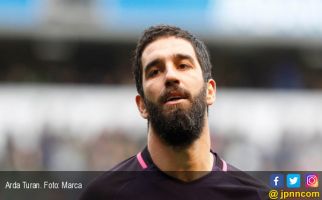 Berkelahi dengan Wartawan, Arda Turan Pensiun dari Timnas Turki - JPNN.com