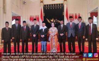 Pakai Kebaya Oranye, Megawati Tersenyum Usai Dilantik Jokowi - JPNN.com