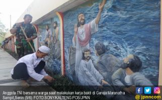 Indahnya! TNI dan Remaja Masjid Bersih-Bersih Gereja - JPNN.com