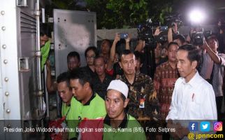 Sebelum Pulang ke Istana, Jokowi Bagikan Sembako di Bogor Utara - JPNN.com