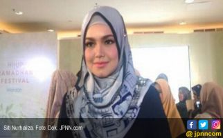 Hamil Anak Pertama, Siti Nurhaliza Dapat Gelar Kebesaran - JPNN.com