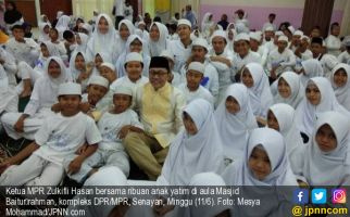 Zulkifli Hasan Minta Anak Yatim Menuntut Ilmu Setinggi-tingginya - JPNN.com