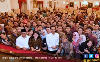 Hahahahaa...Begini Cara Jokowi Kasih Hadiah Sepeda untuk Wartawan - JPNN.com