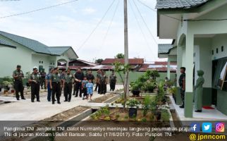 Tinjau Perumahan Prajurit TNI di Medan, Panglima Mendapat Penjelasan Seperti Ini - JPNN.com